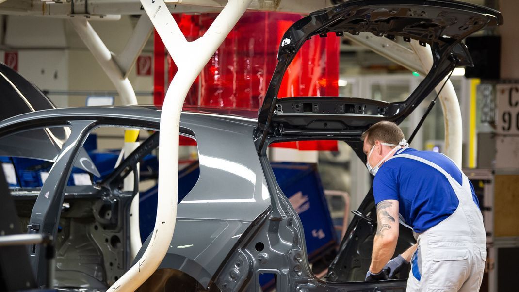 VW-Angestellte können sich über mehr Gehalt freuen.