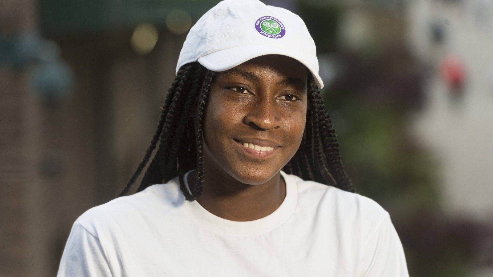 
                <strong>Cori Gauff: Wunderkind erobert Wimbledon</strong><br>
                Als Vorbereitung auf ihre Spiele schaut sich Cori Schmink-Tipps auf YouTube an. "Das entspannt mich. Oder auch UDY, eine Sendung, wo Leuten Streiche gespielt werden."
              