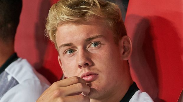 
                <strong>Verlierer: Julian Brandt</strong><br>
                Julian Brandt bekam seine Chancen, nur nutzen konnte er sie nicht. Kurzeinsätze beim Confed Cup, danach Startelf in Tschechien, wo der Leverkusener aber auf ganzer Linie enttäuschte. Gegen Aserbaidschan zeigte er sich verbessert und steuerte eine Vorlage zum 5:1-Sieg bei. Trotzdem hatte sich Löw von dem 21-Jährigen wohl etwas mehr erhofft - Brandt gehört zu den Verlierern.
              