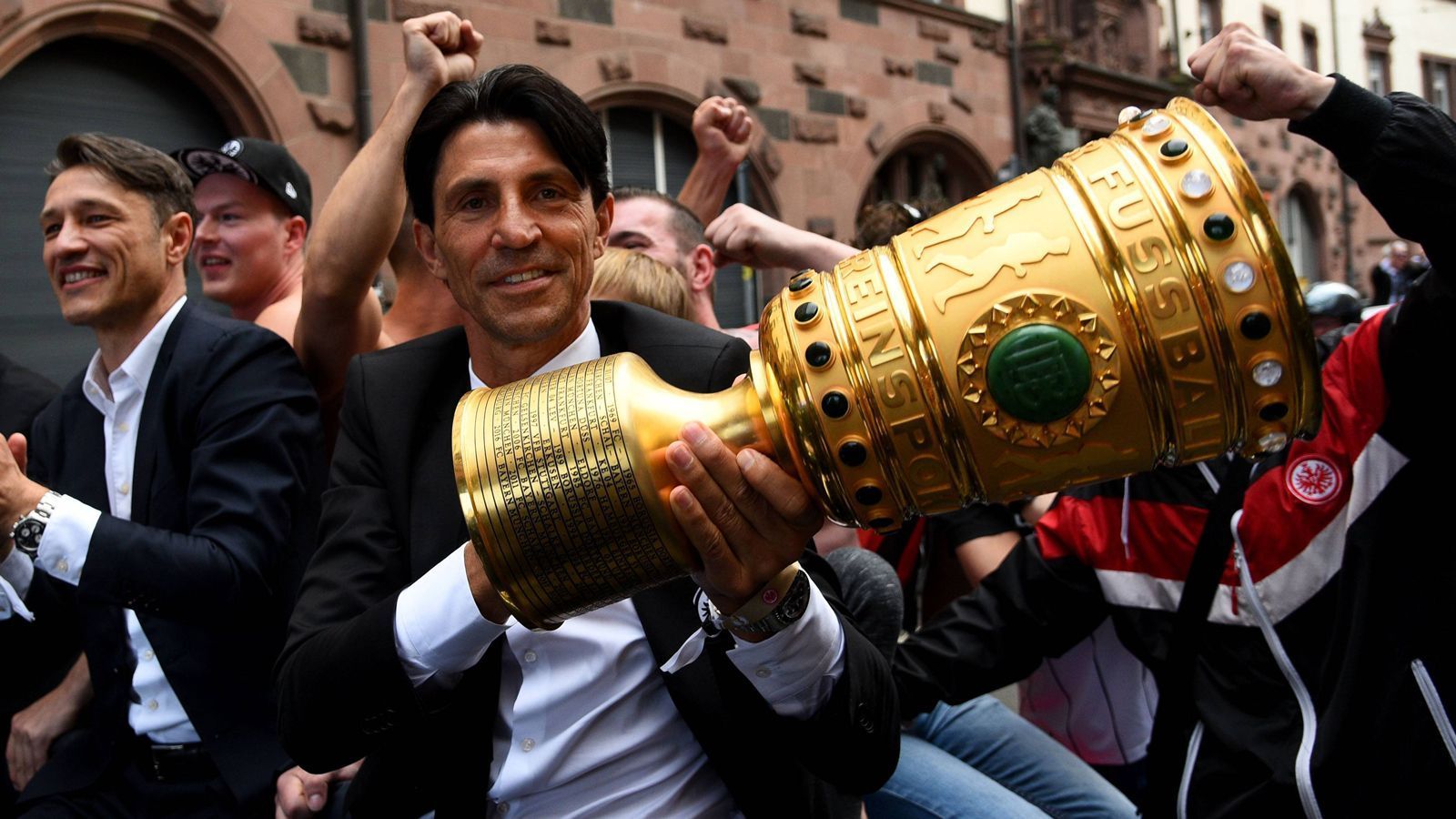 
                <strong>Empfang der Eintracht-Pokalhelden am Frankfurter Römer</strong><br>
                Nachdem die Selfie-Orgie am Flughafen ein Ende fand, bewegte sich der Eintracht-Tross per Autokorso in Richtung Frankfurter Römer. Hier hat Sportdirektor Bruno Hübner die Verantwortung für den DFB-Pokal.
              