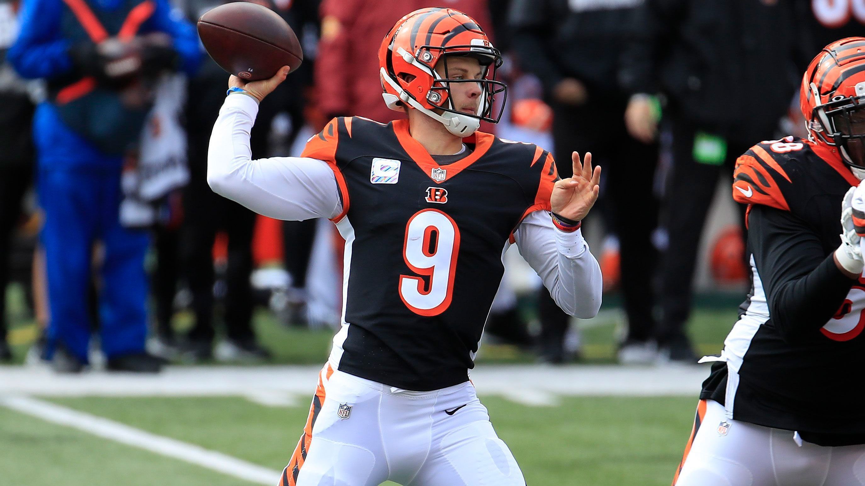 
                <strong>6. Joe Burrow (Quarterback, Cincinnati Bengals)</strong><br>
                Joe Burrow, der Rookie-Quarterback der Cincinnati Bengals, belegt Platz 6 auf der Liste. Nach einem durchaus vielversprechenden Start verletzte sich Burrow in Woche 11 schwer am Knie und verpasste den Rest der Saison.
              