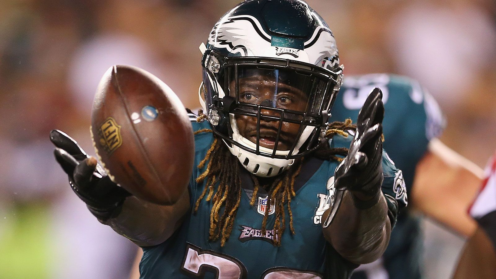 
                <strong>Jay Ajayi (Philadelphia Eagles)</strong><br>
                Der Super-Bowl-Champion überraschte am Tag nach dem 21:23 gegen die Minnesota Vikings mit dem Move, Jay Ajayi auf die Injured Reserve List zu setzen. Der Running Back habe sich in der Partie eine Knieverletzung zugezogen, teilten die Philadelphia Eagles mit. Nach Informationen von NFL-Insider Ian Rapoport und "ESPN"-Reporter Adam Schefter handelt es sich um einen Kreuzbandriss. Damit ist die Saison des Engländers nach nur vier Einsätzen und drei Touchdowns beendet. Ajayi verpasst auch die Partie am 8. Spieltag gegen die Jacksonville Jaguars in seiner Heimatstadt London.
              