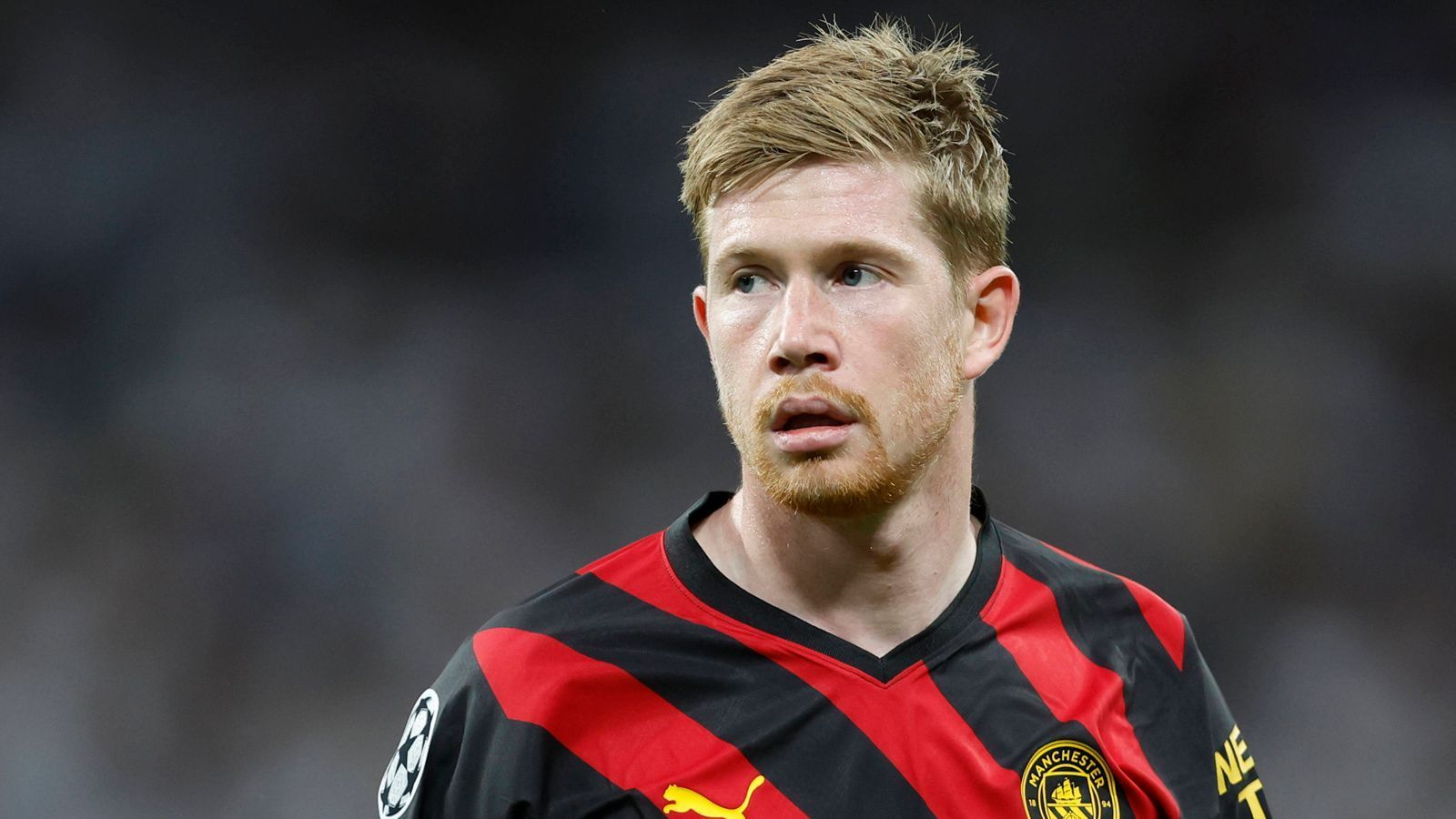 
                <strong>Kevin De Bruyne</strong><br>
                Der Belgier prüft Courtois in der Anfangsphase mit einem Schuss von der Strafraumgrenze. Allerdings zu unplatziert. Scheitert zu Beginn der zweiten Halbzeit mit einem wuchtigen Schuss erneut am Real-Keeper – dabei steht De Bruyne aber ohnehin im Abseits. 20 Minuten vor Schluss zielt der Mittelfeldspieler dann ganz genau und belohnt sich mit dem Treffer zum 1:1. De Bruyne probiert viel, nicht alles gelingt. Trotzdem macht er ein gutes Spiel. ran-Note: 2
              