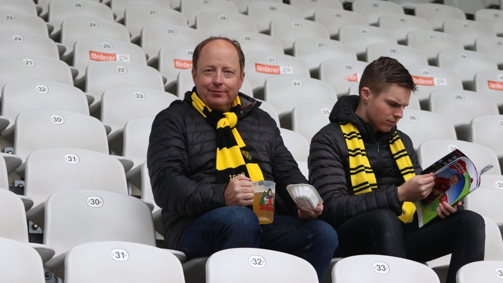 
                <strong>Stammplatz auf der Tribüne</strong><br>
                Egal ob Stehplatz oder Sitzplatz - jeder regelmäßige Stadiongänger hat seinen Stamm- oder Lieblingsplatz in der Arena seines Lieblingsklubs. Das Gefühl, wenn man die Treppe zum Block hinaufgeht, über die Stadionlautsprecher Van Halen läuft und man das erste Mal einen Blick auf den Platz wirft, ist ein einmaliges. 
              