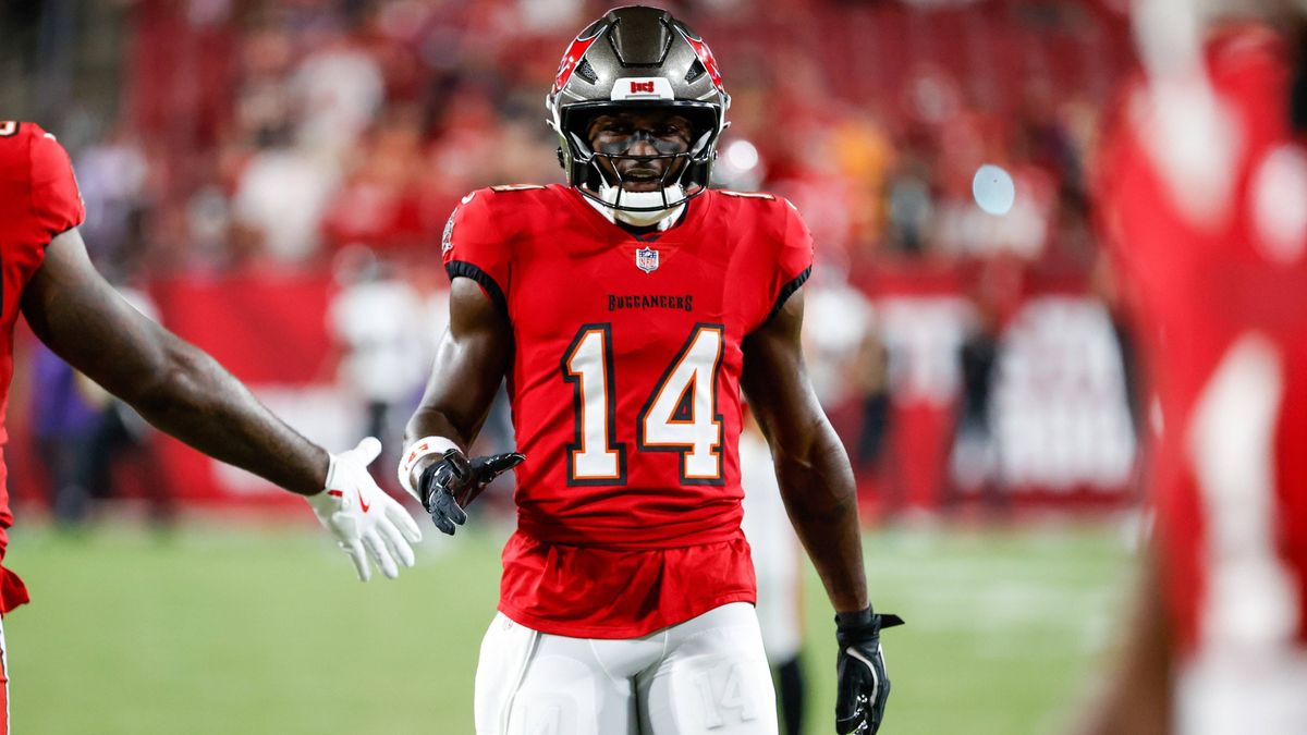 October 21, 2024, Tampa, Florida, USA: Tampa Bay Buccaneers wide receiver Chris Godwin (14) greets teammates, while he warms up ahead of a game against the Baltimore Ravens at Raymond James Stadium...