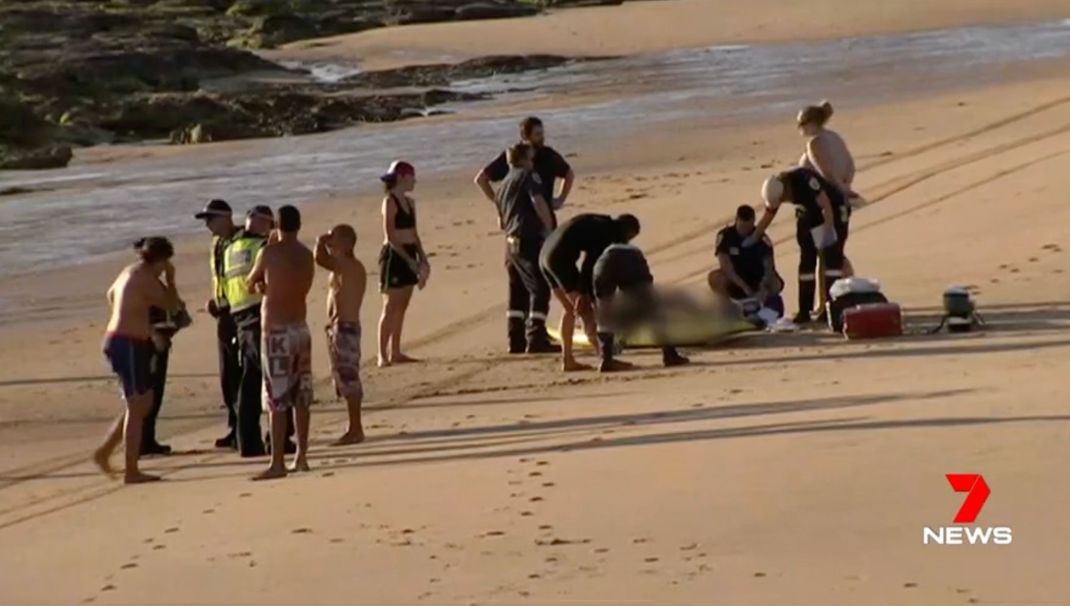Das Standbild aus einem vom Fernsehsender 7News zur Verfügung gestellten Video zeigt den Notfalleinsatz nach dem Ertrinken mehrerer Personen an einem Strand auf Phillip Island.