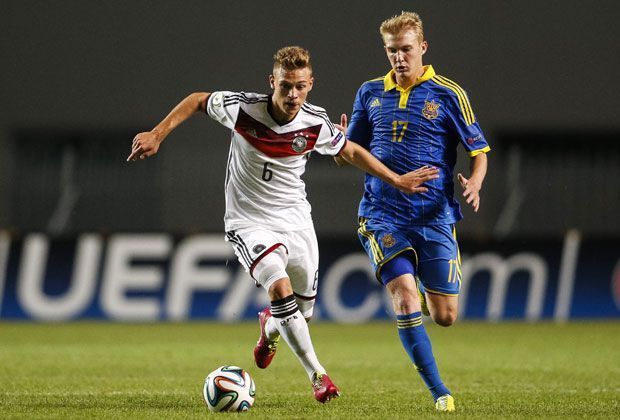 
                <strong>Mittelfeld: Joshua Kimmich - Drei EM-Einsätze</strong><br>
                Joshua Kimmich spielt schon länger in den Jugendauswahlen Deutschlands, zu vielen Einsätzen reichte es jedoch nicht. Nun hat er körperlich zugelegt und ist aus der U19 kaum mehr wegzudenken. Kimmich spielt bei RB Leipzig. Noch kein BL-Einsatz.
              