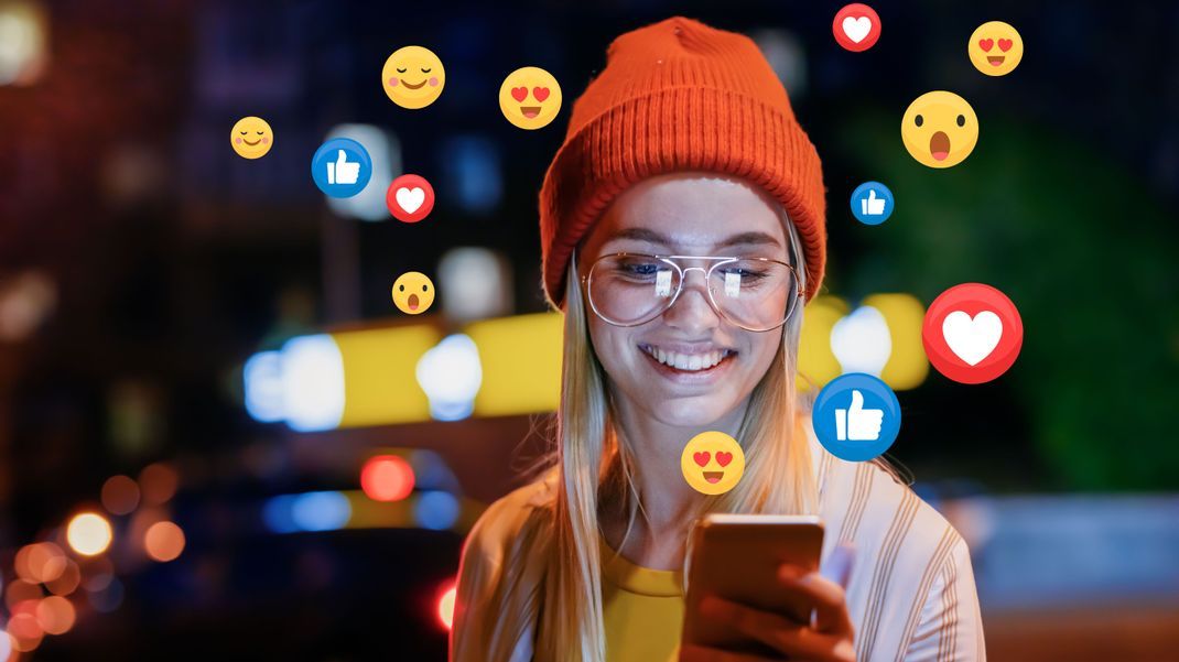 Flirten über das Smartphone? Was die Farben der Herz-Emojis bedeuten.