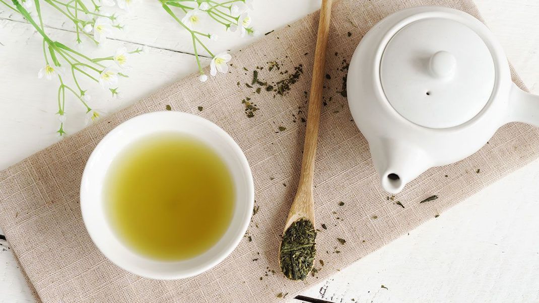 Gesichtswasser mit grünem Tee – wohltuend und nährstoffreich für deine Haut. Wir haben die Pflegetipps und Rezepte zum Nachmachen für dich! 
