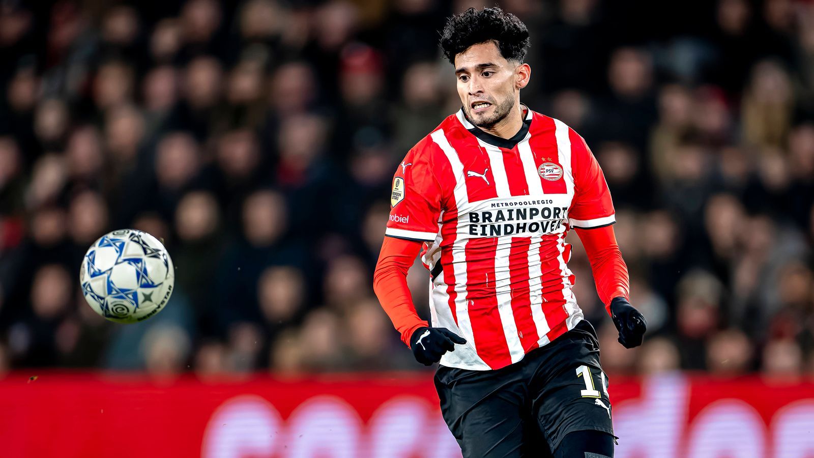 <strong>Ricardo Pepi (PSV Eindhoven)</strong><br><em>Beim FC Augsburg erwies sich Rekord-Neuzugang Ricardo Pepi einst als Flop, doch in den Niederlanden sorgt der 22-jährige US-Amerikaner mit regelmäßigen Toren für die PSV Eindhoven für Aufsehen. Nun könnte wohl ein weiterer Karriereschritt des Stürmers bevorstehen. Laut Fabrizio Romano bietet Premier-League-Klub West Ham United für den Ex-Augsburger. Die "Hammers" ...</em>