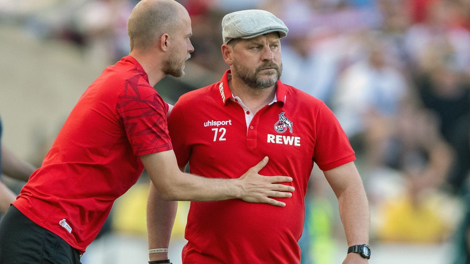 
                <strong>1. FC Köln</strong><br>
                Die Rheinländer haben mit Coach Steffen Baumgart offenbar ihren Heilsbringer gefunden. Er führte die Kölner gleich in seiner ersten Saison ins internationale Geschäft. Ein Blick in die jüngere FC-Vergangenheit zeigt jedoch, dass dieser Hype von kurzer Dauer sein kann. Die bislang letzte Europapokal-Teilnahme des 1. FC Köln mündete in der Saison 2017/18 im sang- und klanglosen Bundesliga-Abstieg. Auch damals verließ ein gewisser Anthony Modeste den Verein … &#x2022; Zugänge: Steffen Tigges (Borussia Dortmund), Denis Huseinbasic (Kickers Offenbach), Linton Maina (Hannover 96), Sargis Adamyan (TSG Hoffenheim), Kristian Pedersen (Birmingham City), Luca Kilian (nach Leihe, Mainz 05), Eric Martel (RB Leipzig), Denis Huseinbasic (Kickers Offenbach)<br>&#x2022; Abgänge: Salih Özcan und Anthony Modeste (beide Borussia Dortmund), Louis Schaub (Hannover 96), Jannes Horn (VfL Bochum), Yann Aurel Bisseck (Aarhus GF), Tomas Ostrak (St. Louis City), Marvin Obuz (Leihe, Holstein Kiel)<br>Baustellen: Die Abgänge von Torjäger Anthony Modeste sowie Mittelfeldmotor Salih Özcan nach Dortmund sind für die Kölner mit ihren finanziellen Mitteln kaum zu ersetzen. Zudem will und muss sich der Klub neben dem Sturmzentrum auch auf den offensiven Außenbahnen verstärken. Sport-Geschäftsführer Christian Keller will wohl unfertige Spieler holen und auf deren Potenzial setzen. Die 20 Tore des Franzosen aus der vergangenen Spielzeit wird in der laufenden Saison allerdings wohl kein Kölner aus dem aktuellen Kader liefern können. Als Abgang bis 1. September wird zudem Bright Arrey-Mbi gehandelt. Die Bayern-Leihgabe hat derzeit keine Chance auf Einsätze bei den Profis der Kölner.   
              