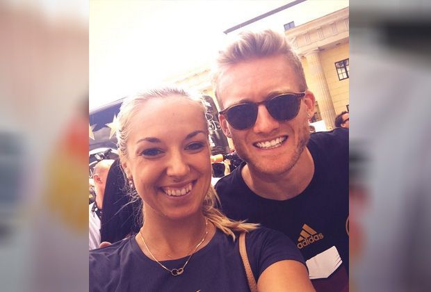 
                <strong>Lisickis Weltmeister-Selfies</strong><br>
                Andre Schürrle posiert mit Lisicki - Weltmeister-Lächeln inklusive. 
              