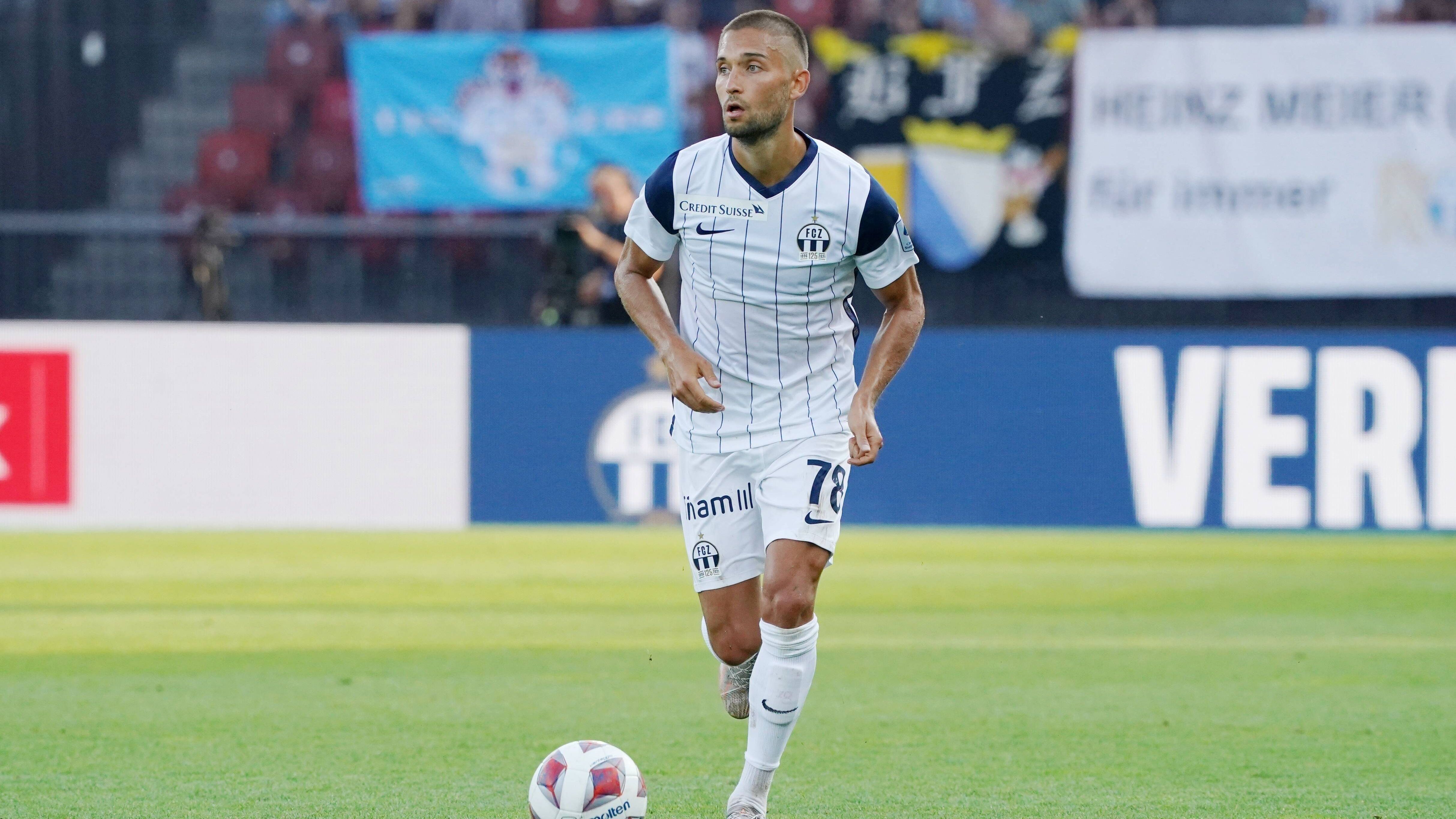 <strong>Moritz Leitner</strong><br>Baller League Team: Las Ligas Ladies - Spieler<br>Alter: 31<br>Position: Zentrales Mittelfeld<br>Klub: u.a. Borussia Dortmund (67 Spiele, 7 Assists), Norwich City (53 Spiele, 2 Tore, 2 Assists), VfB Stuttgart (44 Spiele, 2 Spiele, 4 Assists); aktuell vereinslos<br>Nationalmannschaft: Deutschland (U21, 24 Spiele, 7 Tore)<br>Erfolge: Deutscher Meister und Pokalsieger 2011/12, Englischer Zweitligameister 2018/19, Schweizer Meister 2021/22