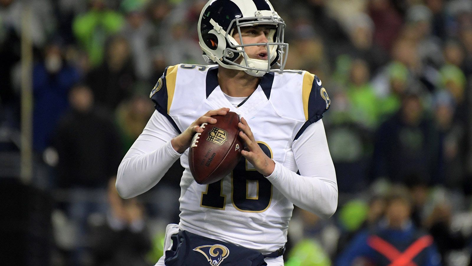 
                <strong>Jared Goff (Pick 1 im Draft 2016, Los Angeles Rams)</strong><br>
                Nach einer schwierigen Zeit mit dem damaligen Head Coach Jeff Fisher blühte Jared Goff unter dessen Nachfolger Sean McVay regelrecht auf. In der Saison 2018 zogen die Los Angeles Rams sogar in den Super Bowl ein, in dem der Quarterback aber blass blieb. Vor der Saison 2020 wurde Goff für Matthew Stafford zu den Detroit Lions geschickt. In Detroit ging der Trend für ihn zuletzt wieder nach oben.&#x2022; Aktuelle Situation: Starter für die Detroit Lions<br>&#x2022; 100 Spiele von Beginn an (54-45-1)<br>&#x2022; 25.854 Passing Yards und 474 Rushing Yards<br>&#x2022; 155 Passing TDs und zehn Rushing TDs bei 70 INTs<br>&#x2022; 64,2 Prozent Passgenauigkeit und 2,3 Yards pro Lauf<br>
              