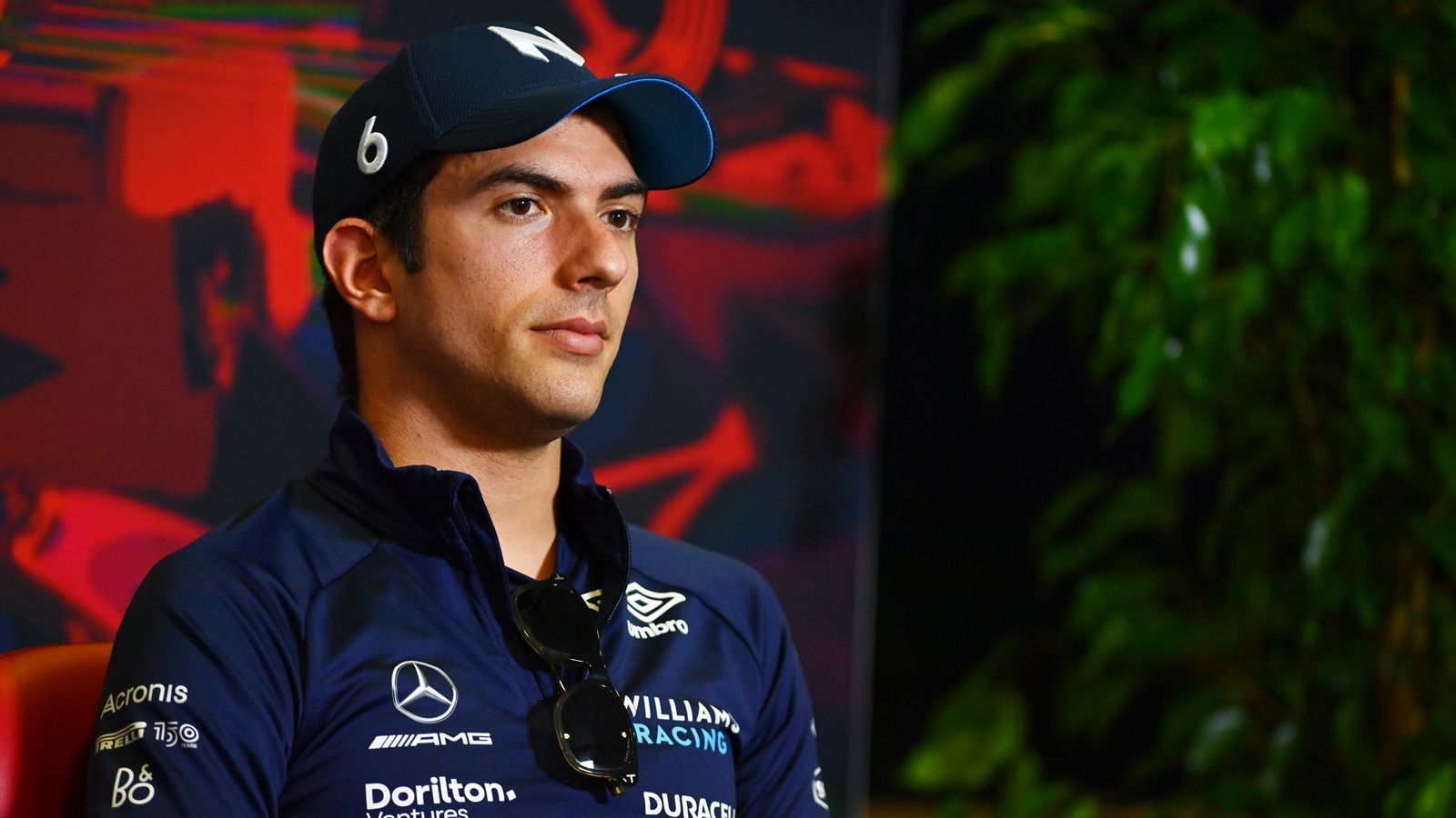 
                <strong>Williams-Pilot Nicholas Latifi biegt im Japan-Training falsch ab</strong><br>
                War da jemand schon vor Rennbeginn nervös? Williams-Pilot Nicholas Latifi ist beim Freien Training vor dem Großen Preis von Japan in der Formel 1 kurzerhand falsch abgebogen. Vor der letzten Kurve auf der Strecke von Suzuka drehte der Kanadier zu früh ein - und landete im Notausgang. Kleine Entschuldigung: Durch anhaltenden Regen während der Session war die Sicht wohl auch für die Fahrer deutlich eingeschränkt. Verletzt wurde beim unfreiwilligen Ausflug glücklicherweise niemand. Latifi, der sein Cockpit nach der Saison räumen muss, nahm es stattdessen mit Humor und funkte noch im Notausgang an sein Team: "Ich bin nicht sicher, was hier gerade passiert ist. Das Auto... sehr seltsam. Aber ich bin ok."
              