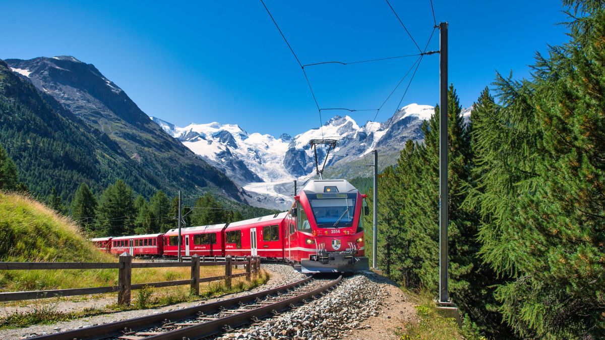 Zug Zugreise Berge Alpen Schweiz Deutschland Österreich Bernina Express Urlaub 452209096
