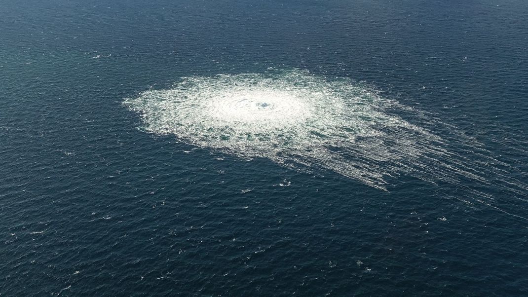 Das vom dänischen Verteidigungskommando zur Verfügung gestellte Foto zeigt das Nord-Stream-2-Gasleck in der Nähe von Bornholm aus der Luft.