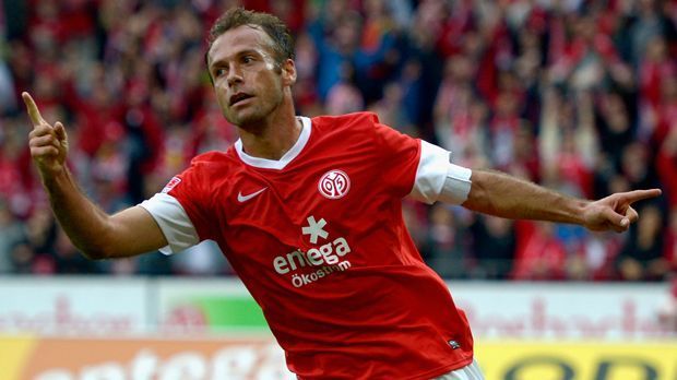 
                <strong>Nikolce Noveski</strong><br>
                Innenverteidiger - Nikolce Noveski: Überraschend findet Nikolce Noveski einen Platz in Holtbys Traum-Elf. Der Mazedonier stand von 2004 bis 2015 im Mainzer Kader und war laut Holtby auf und abseits des Platzes ein Ruhepol im Team.
              