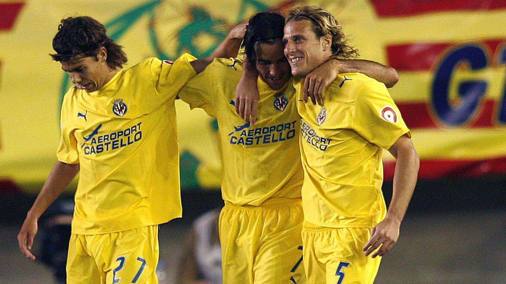 
                <strong>Internationale Stars</strong><br>
                In der Vergangenheit konnte Villarreal aber auch schon "ganz große Fische" an Land ziehen. Beispielsweise trug zwischen 2004 und 2007 Diego Forlan (rechts) das Trikot des "gelben U-Boots". Auch Arsenal-Legende Robert Pires (Mitte) spielte nach seiner Zeit bei den "Gunners" von 2007 bis 2010 für Villarreal.
              
