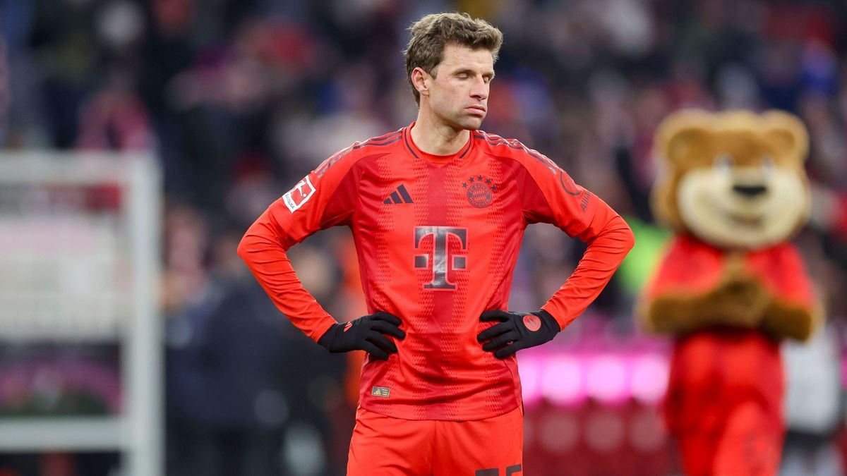 Thomas Mueller (FC Bayern Muenchen) schaut enttaeuscht, Bundesliga, FC Bayern München v Holstein Kiel, Allianz Arena am 01. February 2025 in München, Deutschland. (Foto von Marco Steinbrenner DeFod...