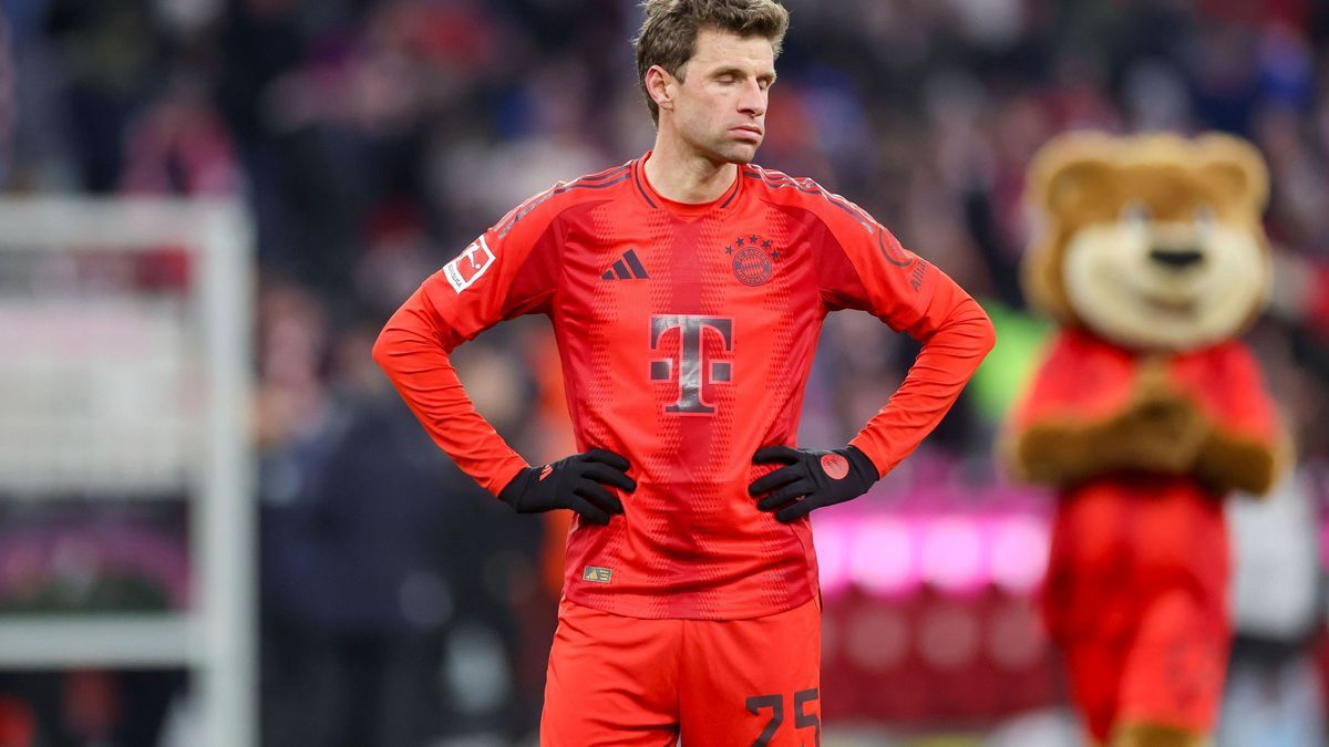 Thomas Mueller (FC Bayern Muenchen) schaut enttaeuscht, Bundesliga, FC Bayern München v Holstein Kiel, Allianz Arena am 01. February 2025 in München, Deutschland. (Foto von Marco Steinbrenner DeFod...