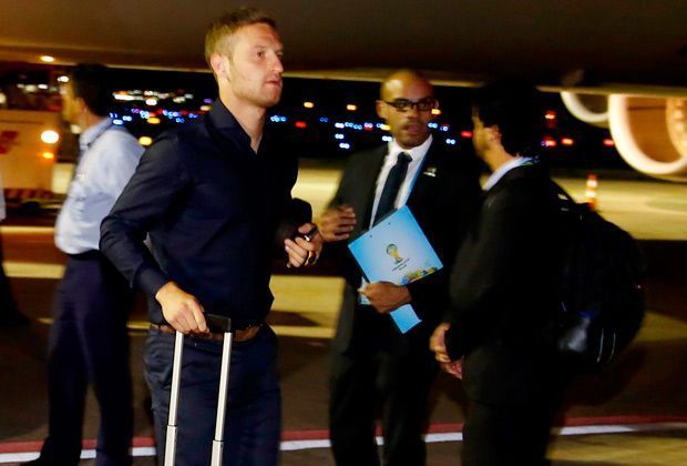 
                <strong>"Fanhansa"-Flug landet in Brasilien</strong><br>
                Die Strapazen nimmt er sicher gerne in Kauf: Shkodran Mustafi. Aufgrund der Verletzung von Marco Reus ist der junge Verteidiger noch mit auf den WM-Zug aufgesprungen.
              