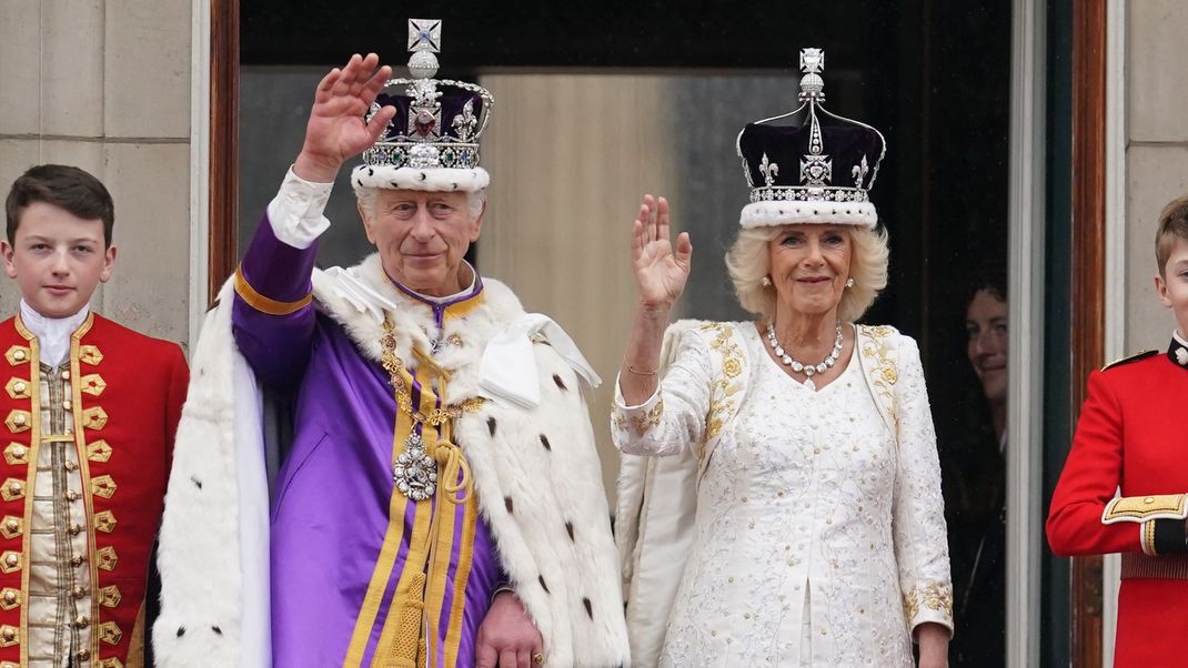 König Charles III. und Königin Camilla feiern auf dem Balkon des Buckingham Palace.