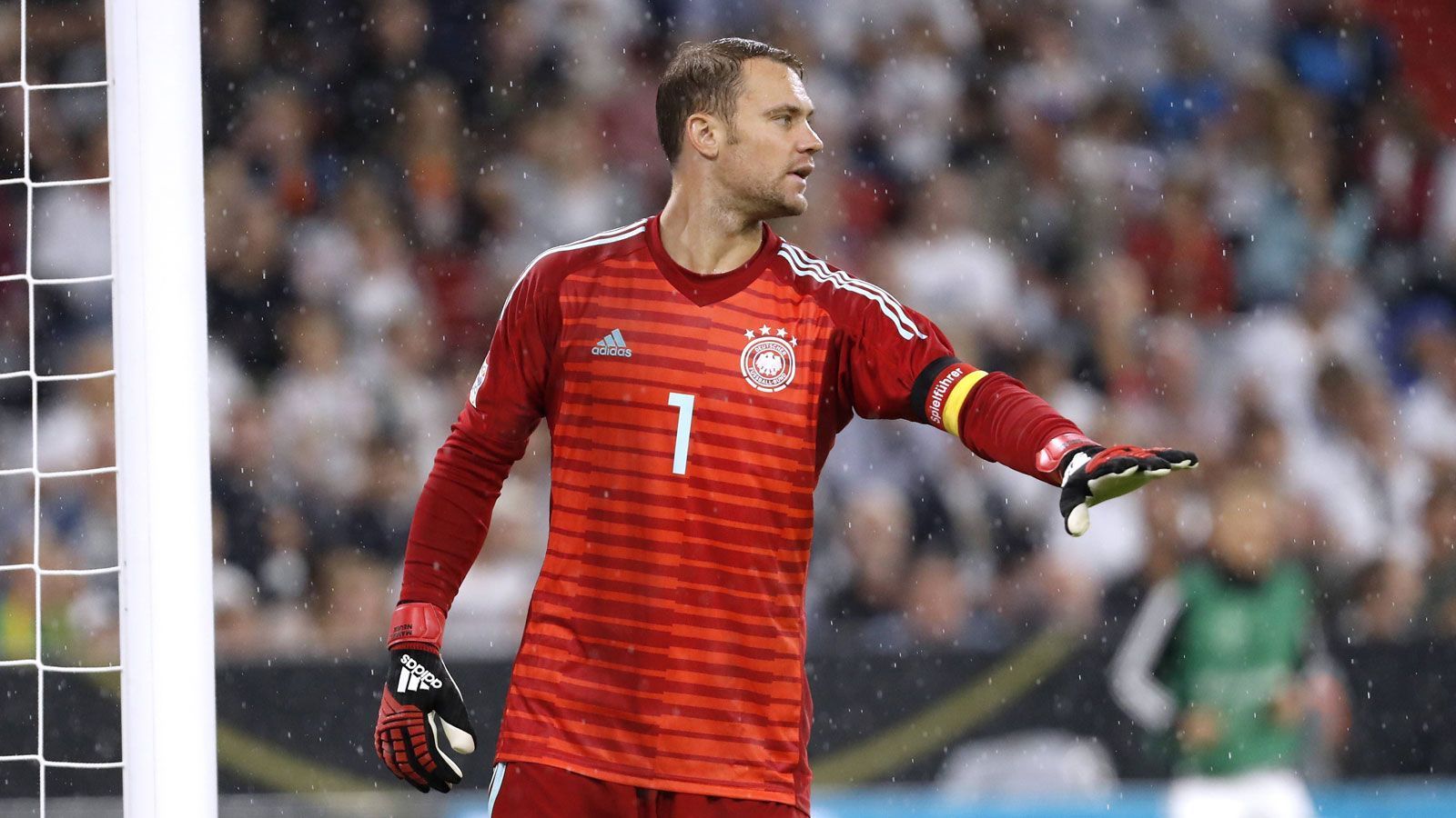 
                <strong>Gewinner: Manuel Neuer</strong><br>
                Die deutsche Nummer 1 ist wieder topfit. Neuer spielt gegen Frankreich konzentriert und fehlerfrei, er zeigt starke Paraden. Seinen Ausnahmestatus kann er einmal mehr unterstreichen, auch als er gegen Peru gar nicht im Kasten steht.
              