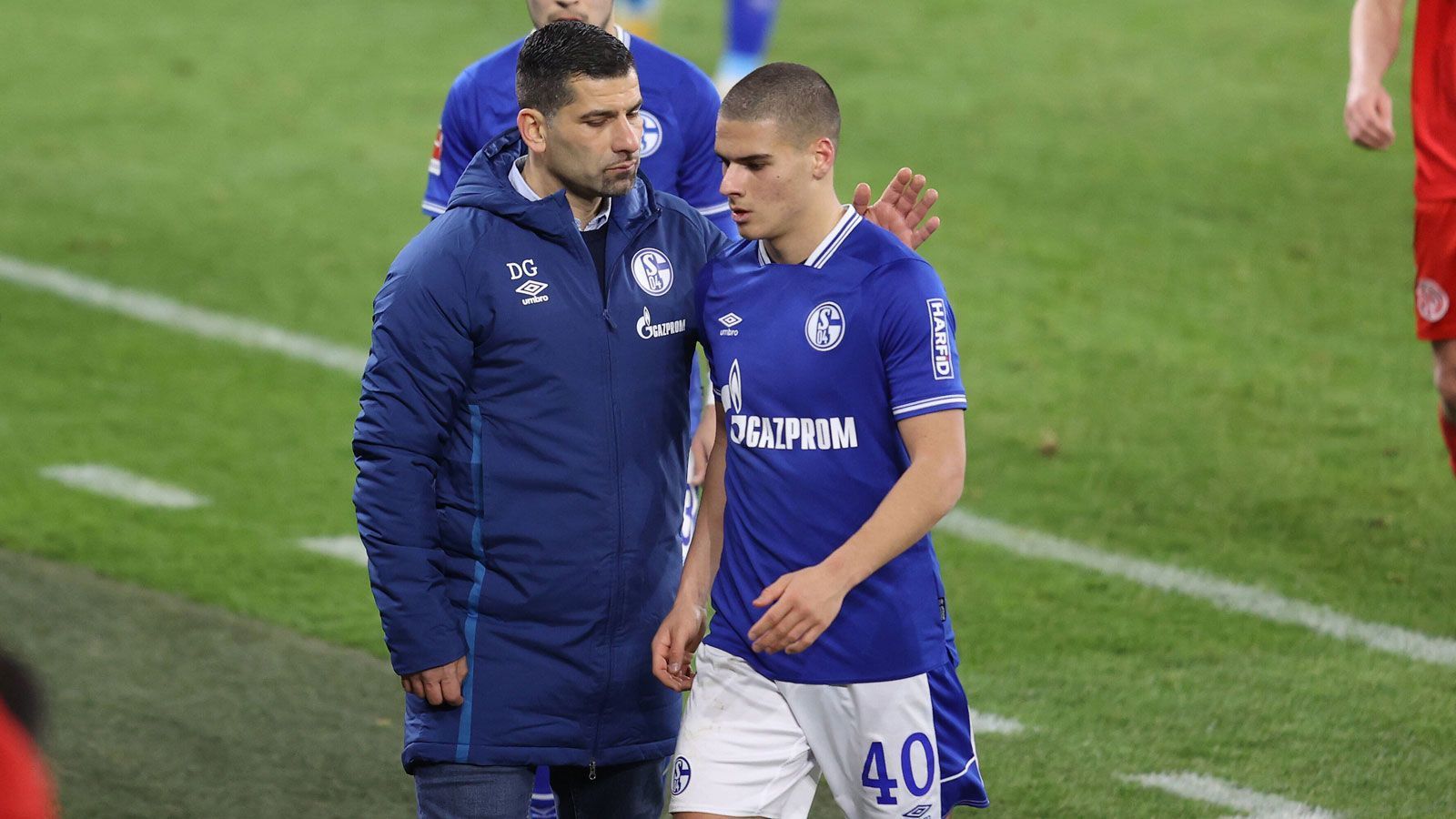 
                <strong>16. Platz: Dimitrios Grammozis (FC Schalke 04)</strong><br>
                Ja, es gibt sie tatsächlich - eine Statistik, in der Schalke 04 nicht den letzten Platz belegt. Bedanken kann sich Trainer Dimitrios Grammozis bei Can Bozdogan, der gegen Bayer Leverkusen den Treffer von Klaas-Jan Huntelaar vorbereitete (Endstand 1:2). Gemeinsam mit Stürmer Goncalo Paciencia (ein Tor unter Manuel Baum) ist Bozdogan der einzige Schalker, dem nach einer Einwechslung eine Torbeteiligung gelang.
              