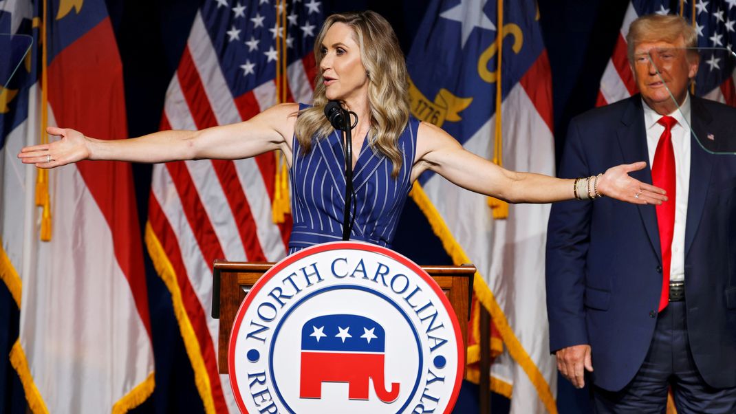 Lara Trump bei einem Auftritt in North Carolina im Juni 2021. Im Hintergrund ihr Schwiegervater Donald Trump. 