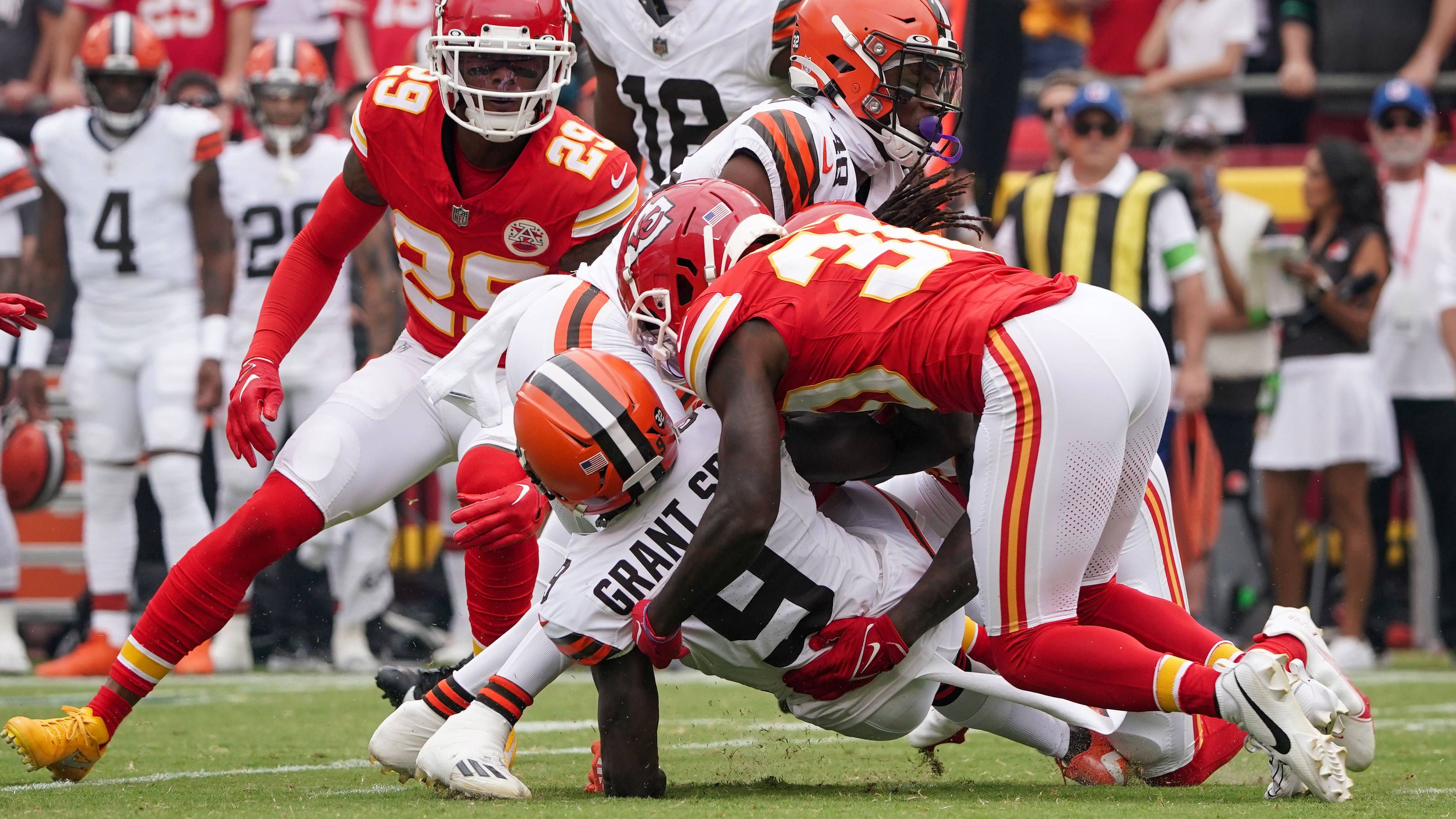 <strong>Die wichtigsten Regeländerungen in der Geschichte der NFL</strong><br>Zur neuen Saison greift in der NFL eine einschneidende Regeländerung. Beim Kickoff stehen sich Offense und Defense künftig nur 5 Yards voneinander entfernt gegenüber. Das kickende Team darf erst loslaufen, wenn der Returner den Ball gefangen hat. Damit sollen mehr Kickoff-Returns ermöglicht und das Verletzungsrisiko bei Kickoffs gesenkt werden.<br>&nbsp;<em>Und: <a data-li-document-ref="504088" href="https://www.ran.de/sports/american-football/nfl/news/kommentar-aus-fuer-chain-gang-ist-die-richtige-entscheidung-504088">NFL-Regeländerung: Aus für Chain Gang ist die richtige Entscheidung</a></em>