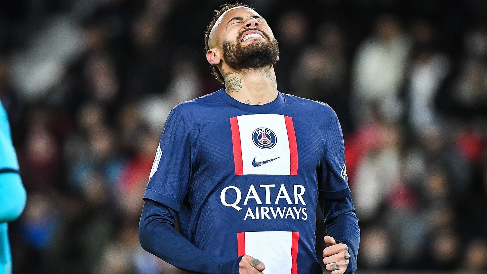 
                <strong>Neymar (Ärger mit der Glücksspielbehörde?) </strong><br>
                Superstar Neymar ist in das Visier der Behörden geraten. Der Fußballer von Paris Saint-Germain soll laut "RMC Sport" eventuell unerlaubt Casino-Onlinespiele gestreamt haben, deswegen beschäftigt sich nun die Nationale Glücksspielbehörde (ANJ) mit dem Fall. Auf Twitch streamte der brasilianische Nationalspieler im Rahmen einer kommerziellen Partnerschaft mit "Blaze" ein Pokerturnier. Online-Casinos und das Bewerben von Online-Spielen ist auf französischem Territorium illegal – eine Strafe droht, wenn ihm nachgewiesen werden kann, dass er sich an die französische Öffentlichkeit gewandt hat. Demnach ist aber noch offen, aus welchem Land Neymar das Turnier zeigte. In dem Video spricht Neymar kein Französisch. Der 31-Jährige verlor bei dem Spieleabend eine Million Euro.
              