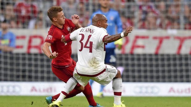 
                <strong>Foul an Kimmich (August 2015)</strong><br>
                Im Audi-Cup 2015 tritt der AC Mailand gegen den FC Bayern an. Nachdem de Jong Münchens Joshua Kimmich im Mittelfeld von der Seite deutlich am Oberschenkel trifft, rastet Pep Guardiola aus. Er wirft dem Milan-Kapitän Rücksichtslosigkeit vor und klatscht hämisch Beifall, als Kimmich mit einer Oberschenkelprellung ausgewechselt werden muss. Wenig später geraten Guardiola und der Übeltreter auch im Kabinentrakt aneinander.
              