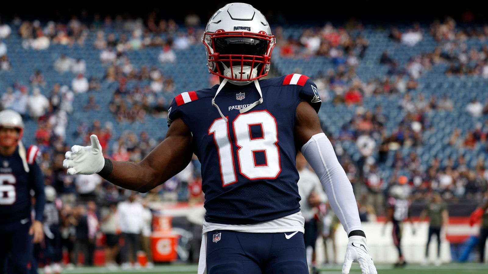 
                <strong>Matthew Slater</strong><br>
                Matthew Slater hängt noch eine Saison bei den Patriots dran. Der mittlerweile 37-Jährige steht seit dem Draft 2008 in Diensten der Franchise. Bei drei der sechs Super-Bowl-Siege war der gelernte Wide Receiver dabei, in Super Bowl LI gewann er den Münzwurf in der Overtime, der den Patriots den ersten Ballbesitz ermöglichte. Belichick setzte Slater hauptsächlich als Special Teamer ein und machte aus ihm einen der besten Special-Team-Tackles der Liga. Zehn Mal wurde Slater, der vereinzelt auch selber Returner war, in den Pro Bowl gewählt. Folgerichtig gehört Slater auch zum "All Dynasty Team" der Franchise.
              