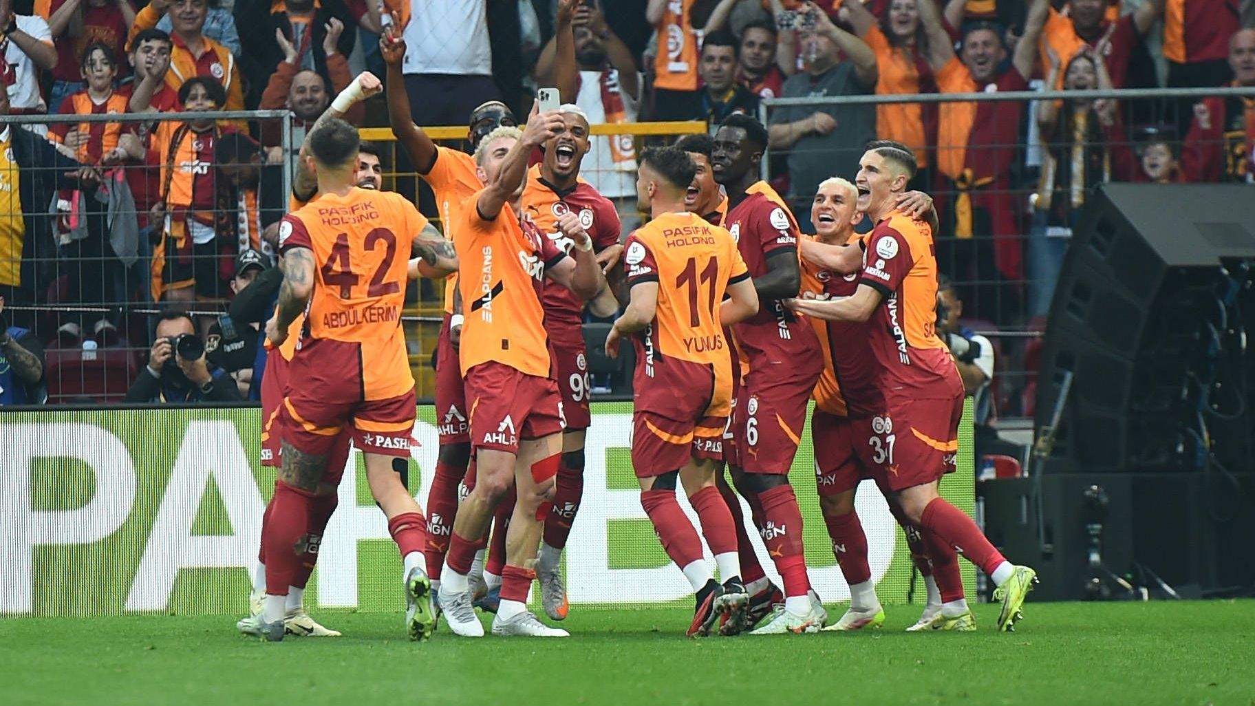 <strong>Türkei: Galatasaray Istanbul</strong><br>Durch einen 3:0-Sieg gegen Kayserispor am Sonntag hat sich Galatasaray vorzeitig die Meisterschaft gesichert und darf sich nach dem Pokalsieg am Mittwoch Double-Sieger nennen. Für den türkischen Rekordmeister ist es der 25. Titel, ab der kommenden Saison darf "Gala" fünf Sterne auf dem Trikot tragen.