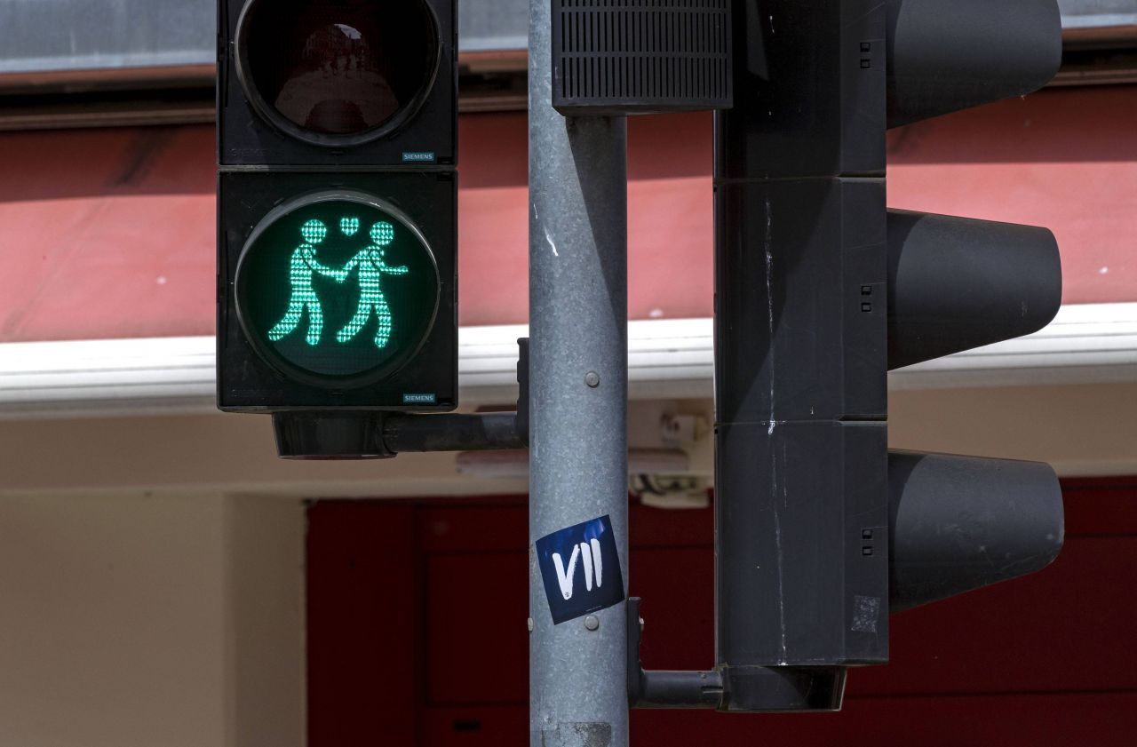 Händchenhaltende Ampelmännchen in Flensburg- die Stadt setzt so ein Zeichen für Vielfalt.