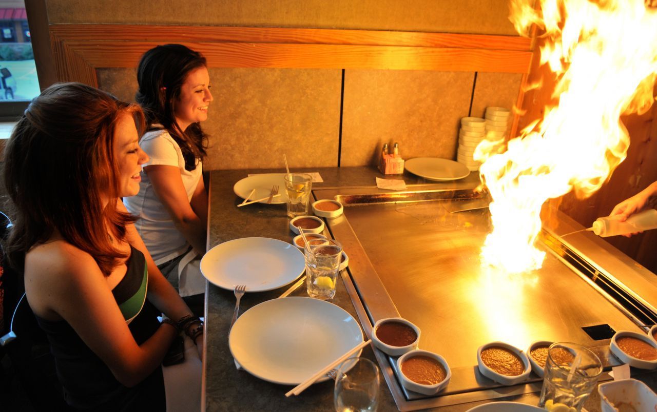 So grillt man auf die japanische Art. Beim Teppanyaki werden Fleisch, Fisch und Gemüse nach Herzenslust auf spezielle japanische Grillplatten verfrachtet und dann fettarm und schonend angebraten. Beinahe ebenso wichtig wie das Essen selbst ist bei Teppanyaki der Kochprozess, der direkt vor den Gästen stattfindet. Das Erfolgskonzept ist auch in zahlreichen japanischen Restaurants auf der ganzen Welt zu finden.