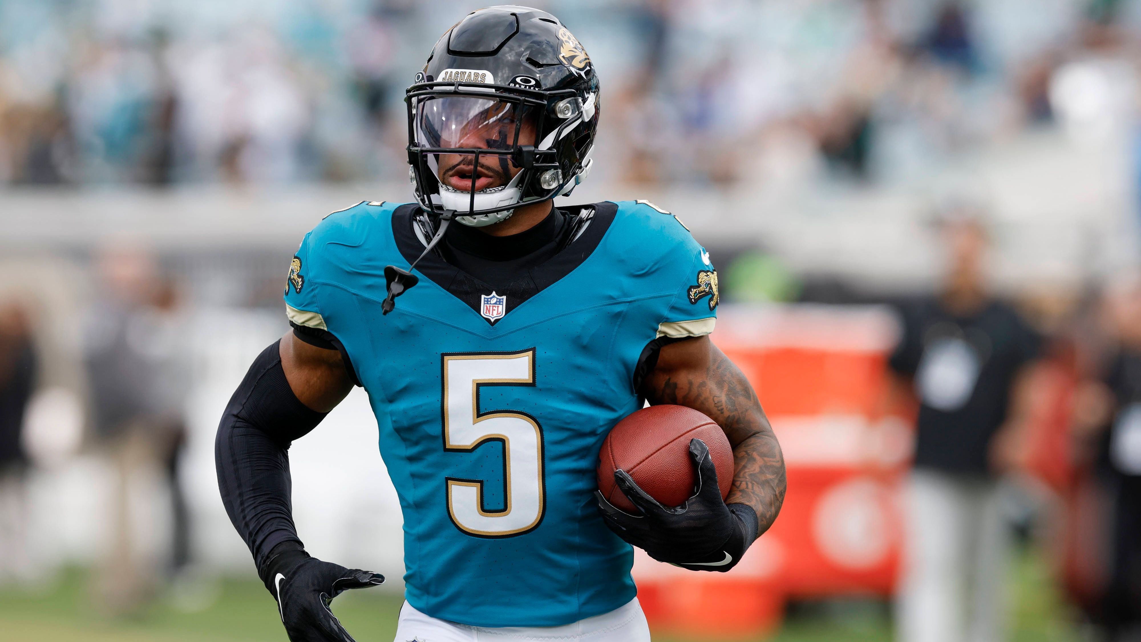 <strong>Jacksonville Jaguars</strong><br>- Größte Needs: Cornerback, Defensive Tackle, Tight End<br>Die Passverteidigung abseits von Andre Cisco (im Bild) war ein Problem in Jacksonville und muss dringend adressiert werden. Auch die inneren Positionen der defensiven Front zwischen Josh Hines-Allen und Trevon Walker war eine Schwachstelle. Nach der Entlassung von Evan Engram brauchen die Jaguars außerdem einen neuen Tight End.