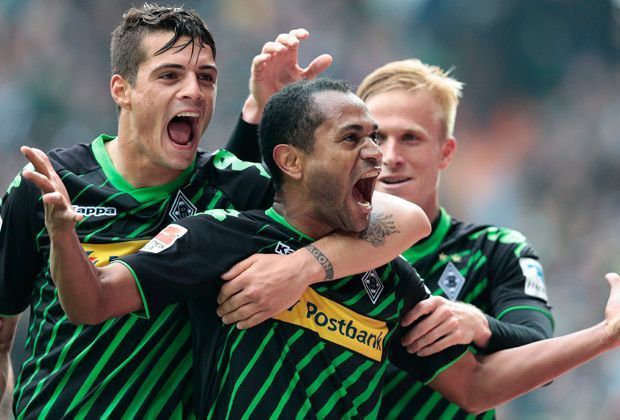 
                <strong>TOP: Borussia Mönchengladbach</strong><br>
                Erstmals seit 37 Jahren macht Borussia Mönchengladbach den Einzug in die Champions League (damals Europapokal der Landesmeister) perfekt. Noch dazu gelingt den Fohlen der erste Sieg in Bremen seit 28 Jahren - ein perfekter Spieltag!
              