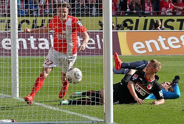 
                <strong>FLOP: Marwin Hitz</strong><br>
                Bei der wohl unglücklichsten Aktion des Spieltags ist der Augsburger Schlussmann Marwin Hitz der Leidtragende. Vor dem zweiten Mainzer Treffer bekommt er einen Klärungsversuch mitten ins Gesicht - Eigentor.
              