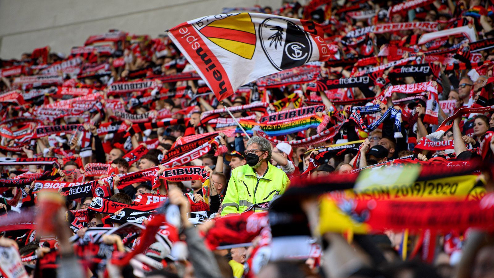 
                <strong>Platz 9: SC Freiburg</strong><br>
                &#x2022; Verkaufte Dauerkarten: 25.000<br>&#x2022; Angebotene Dauerkarten: 25.000<br>
              