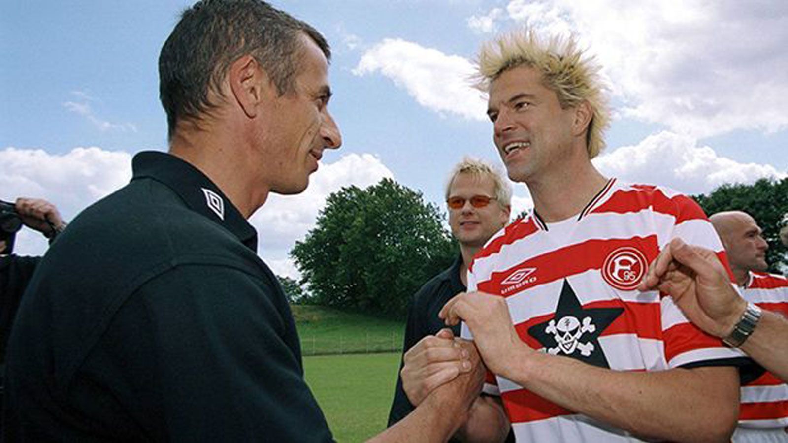 <strong>Fortuna Düsseldorf</strong><br>
                Was tut man nicht alles für seinen Verein. Die Düsseldorfer Punkband "Die Toten Hosen" war jedenfalls bereit, ziemlich viel zu investieren. Um die sportliche Talfahrt zu stoppen, wurde die Band um Sänger Campino 2001 kurzerhand Sponsor des Vereins. Damals spielte die Fortuna in der Regionalliga Nord.