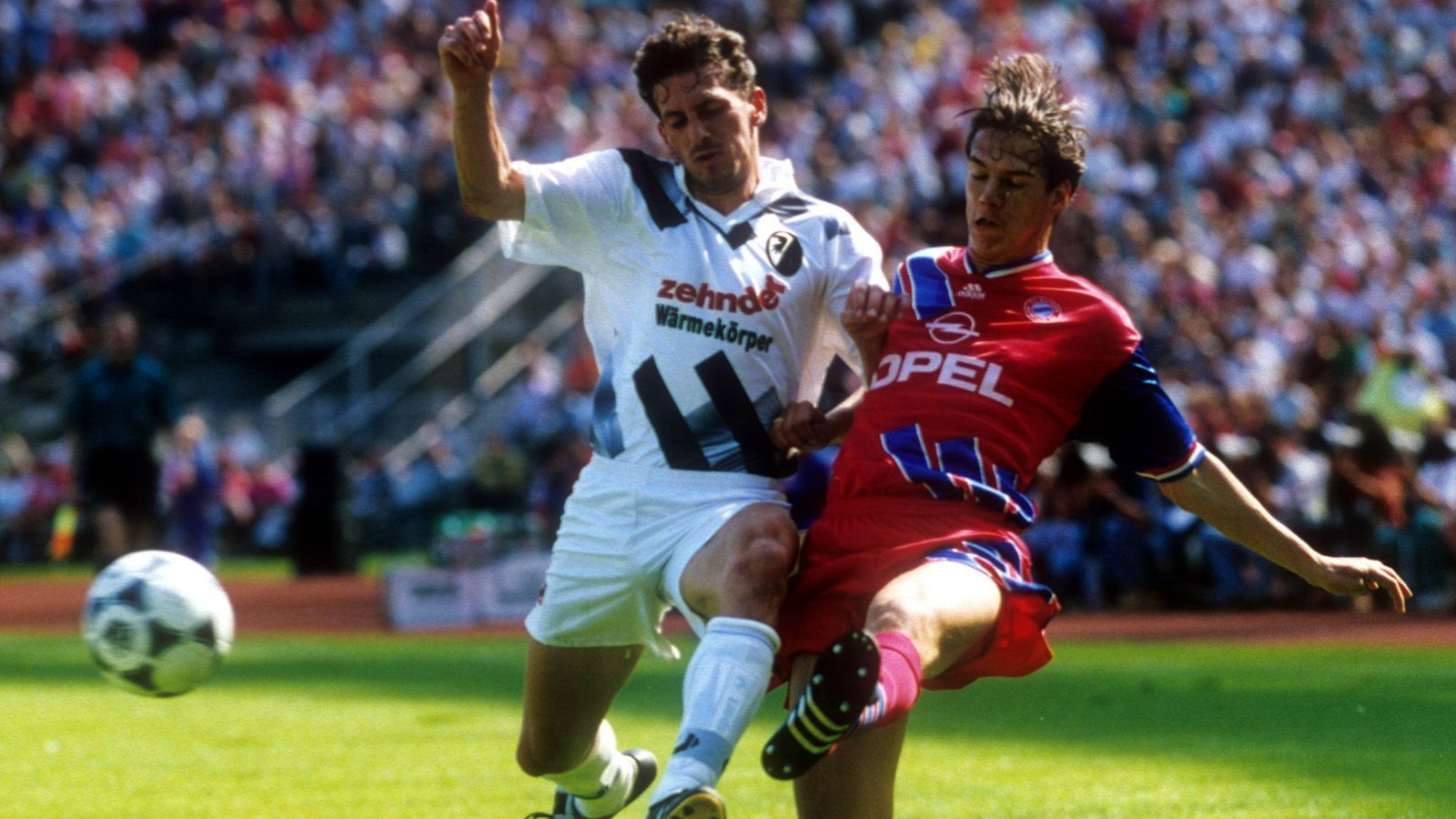 
                <strong>Das allererste Spiel</strong><br>
                Da hatten sich die Spielplan-Macher ein besonderes Schmankerl ausgedacht, vielleicht fanden sie die Idee tatsächlich gut. Ob der SC Freiburg es so prickelnd fand, das erste Bundesliga-Spiel in der Vereinsgeschichte IN München zu bestreiten? Relativ schmucklos verlor der SCF dann auch mit 1:3.
              