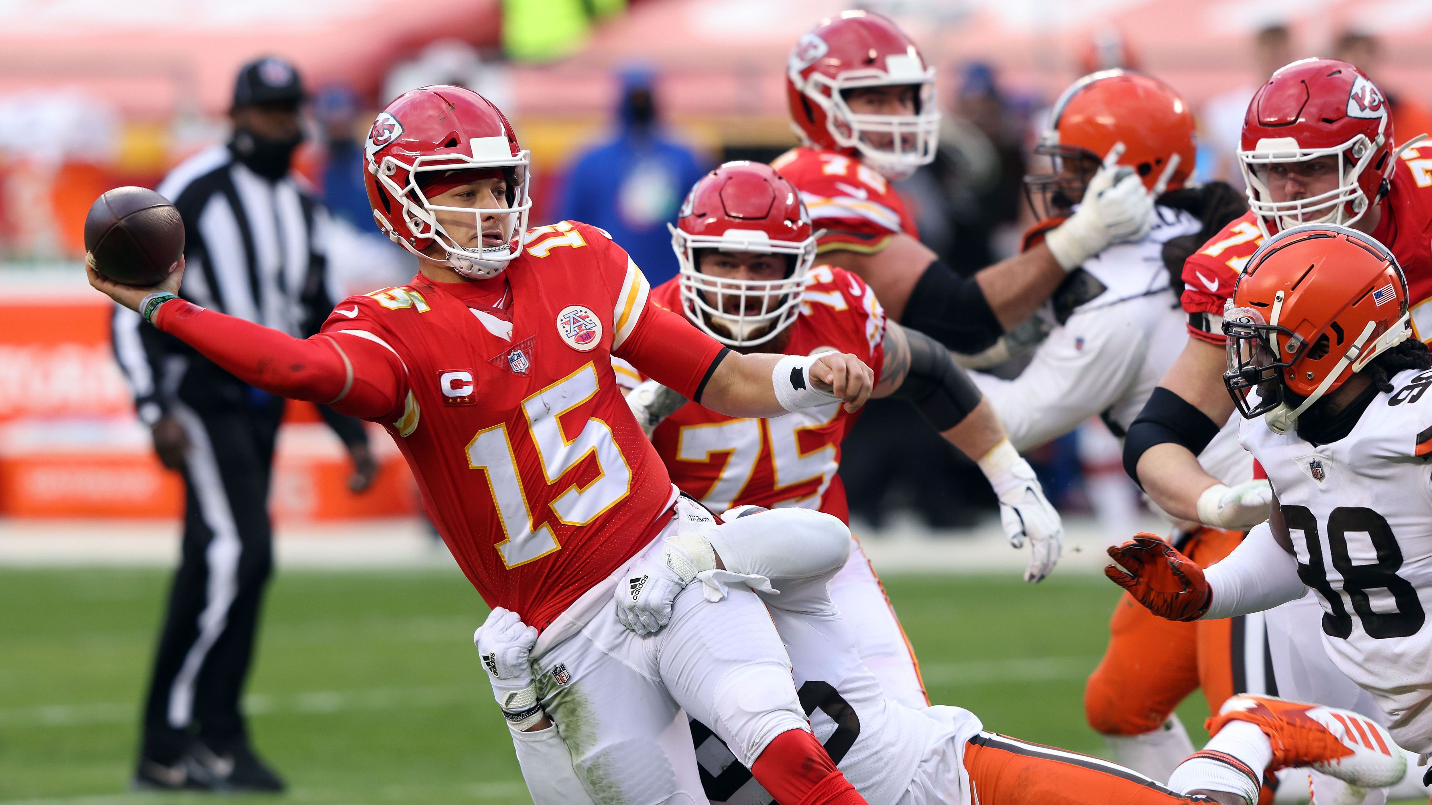 
                <strong>Divisional Round: Mahomes stellt vor Verletzung zwei Rekorde ein</strong><br>
                Bevor Patrick Mahomes das Spiel gegen die Cleveland Browns aufgrund einer Gehirnerschütterung verlassen musste, stellte der Quarterback noch zwei NFL-Rekorde ein. Der 25-Jährige hat nun in seinen ersten sechs Playoff-Spielen 14 Touchdown-Pässe auf dem Konto und damit genau so viele wie Legende Kurt Warner. Zudem erzielte er in drei aufeinanderfolgenden Playoff-Spielen mindestens einen Pass- und einen Lauf-Touchdown. Neben Mahomes ist das nur Steve Young gelungen.
              