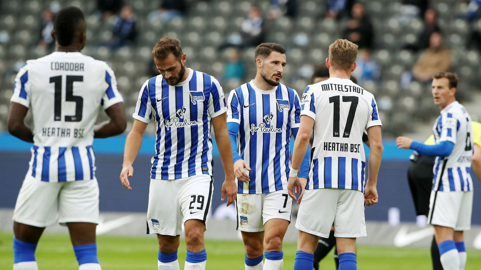 
                <strong>Corona-Chaos bei Hertha BSC</strong><br>
                Hertha BSC kämpft gegen den Gang in die Zweitklassigkeit, am Sonntag sollte ursprünglich der Abstiegskracher beim 1. FSV Mainz 05 anstehen. Doch das Coronavirus verhindert eine Austragung der Partie, mehrere Spieler und Verantwortliche der "Alten Dame" wurden in den vergangenen Tagen positiv getestet. Auch die folgenden Duelle mit dem SC Freiburg (21. April) und Schalke 04 (24. April) wurden abgesagt. Dies hat Auswirkungen auf den Spielbetrieb, ein Mammutprogramm im Mai scheint unausweichlich - doch es könnte noch schlimmer kommen. ran.de hat die aktuellsten Geschehnisse in der Galerie zusammengefasst und wirft einen Blick auf mögliche Folgen.
              