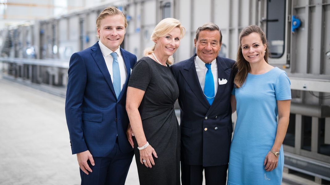 Wolfgang Grupp (3.v.l.) steht zusammen mit seiner Frau Elisabeth (2.v.l.) und seinen Kindern Wolfang Grupp Junior (l) und Bonita Grupp vor einer Wasch- und Bleichanlage. 