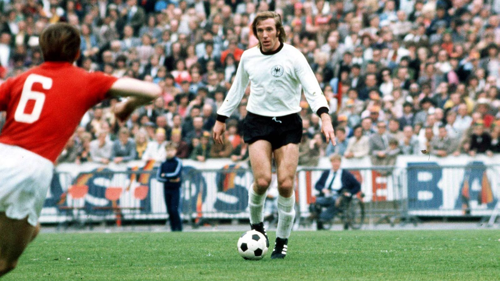 
                <strong>Günter Netzer</strong><br>
                Mit seiner Kreativität war Günter Netzer einer der Leistungsträger in Borussia Mönchengladbachs goldener Ära in den 1970er Jahren. Mit Gladbach wurde er Meister und Pokalsieger, mit Real Madrid ebenso – und auch mit Deutschland triumphierte der Spielmacher bei WM und EM.
              