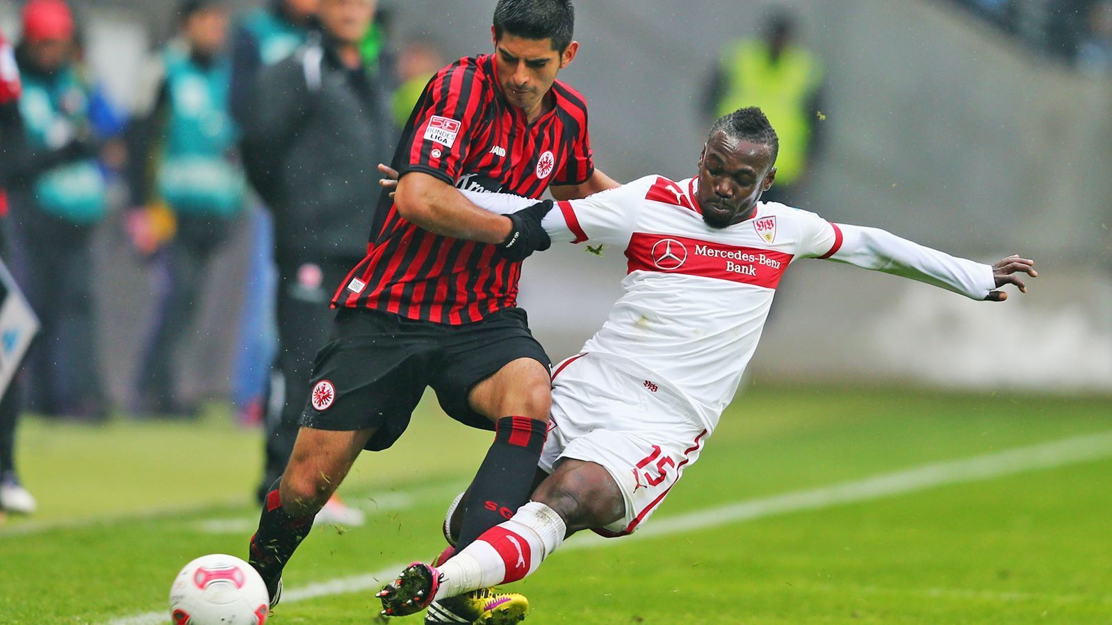 
                <strong>ABWEHR: Carlos Zambrano (Eintracht Frankfurt)</strong><br>
                Der Peruaner kannte in seiner Zeit in der Bundesliga eigentlich nur zwei Spielstile: Verteidiger am Rand zur internationalen Spitzenklasse oder potenzielle Gefahr für den Erfolg des Teams bzw. Karrieren seiner Gegenspieler. Kaum ein Verteidiger balancierte so schön auf dem schmalen Grad zwischen Genie und Wahnsinn. Wie konnte man Carlos Zambrano nicht lieben?
              