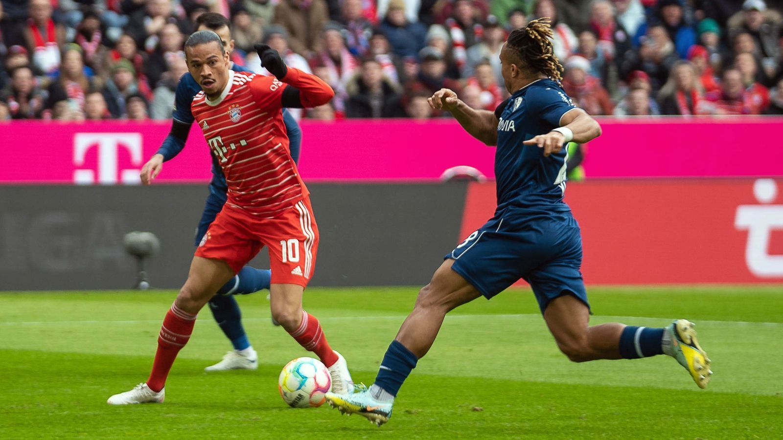 
                <strong>Leroy Sane</strong><br>
                Lässt sein Können immer wieder aufblitzen, hat aber insgesamt viele missglückte Aktionen und Fehlpässe. Scheitert aus spitzem Winkel an VfL-Keeper Riemann (34.), ansonsten vor dem Tor zu wenig zwingend. Leitet aber mit Energieleistung aber immerhin das 2:0 ein. Nach 77 Minuten sichtbar unzufrieden über seine Auswechslung. ran-Note: 4
              