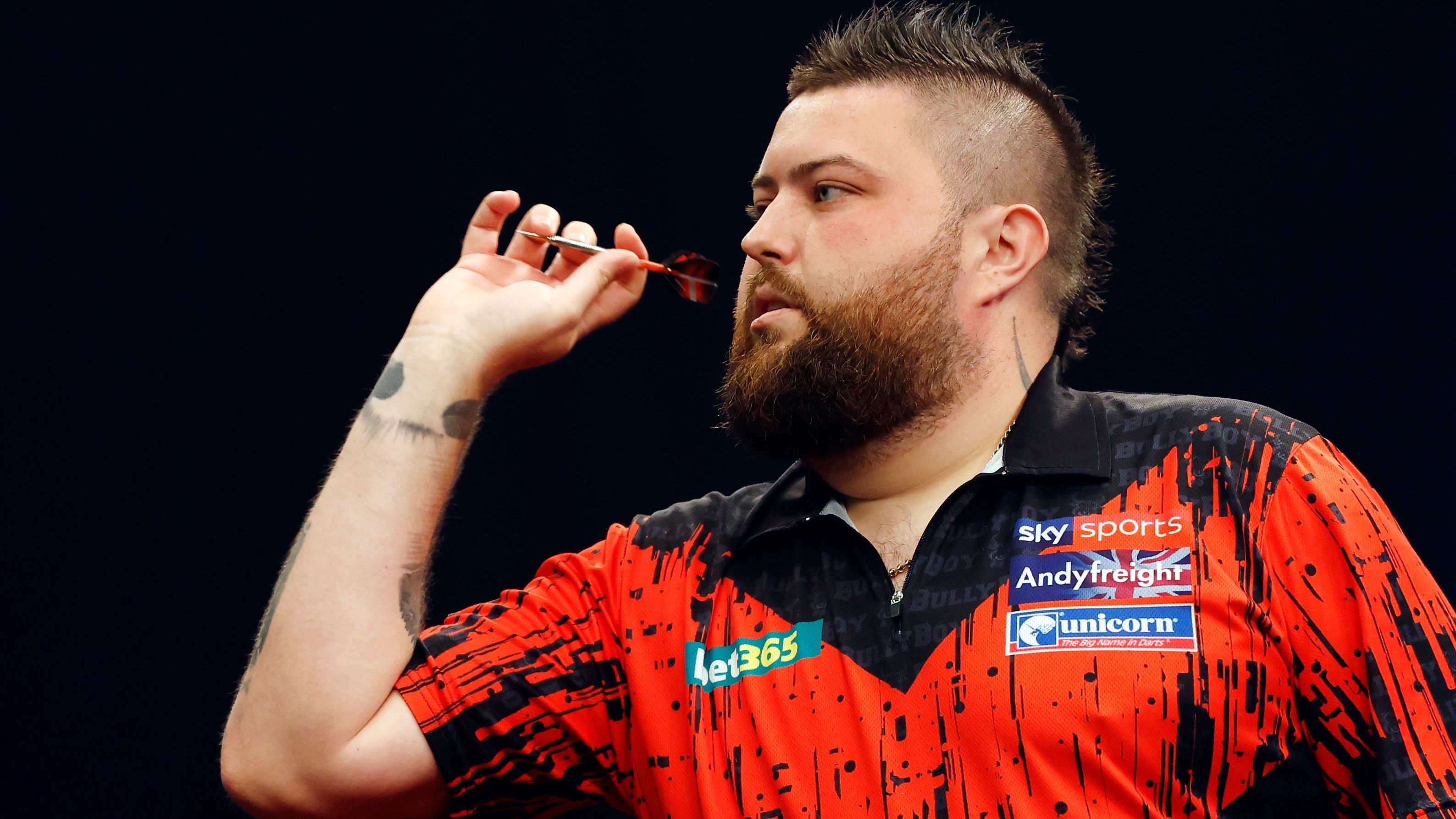 <strong>Michael Smith </strong><br>Zudem erreichte er kein einziges Major-Finale, in der Premier League scheiterte er im Halbfinale. Bislang ist es noch nicht sein Jahr, der "Bully Boy" wirkt schlagbar. Zum Auftakt warten entweder der formstarke Stowe Buntz oder Kevin Doets.